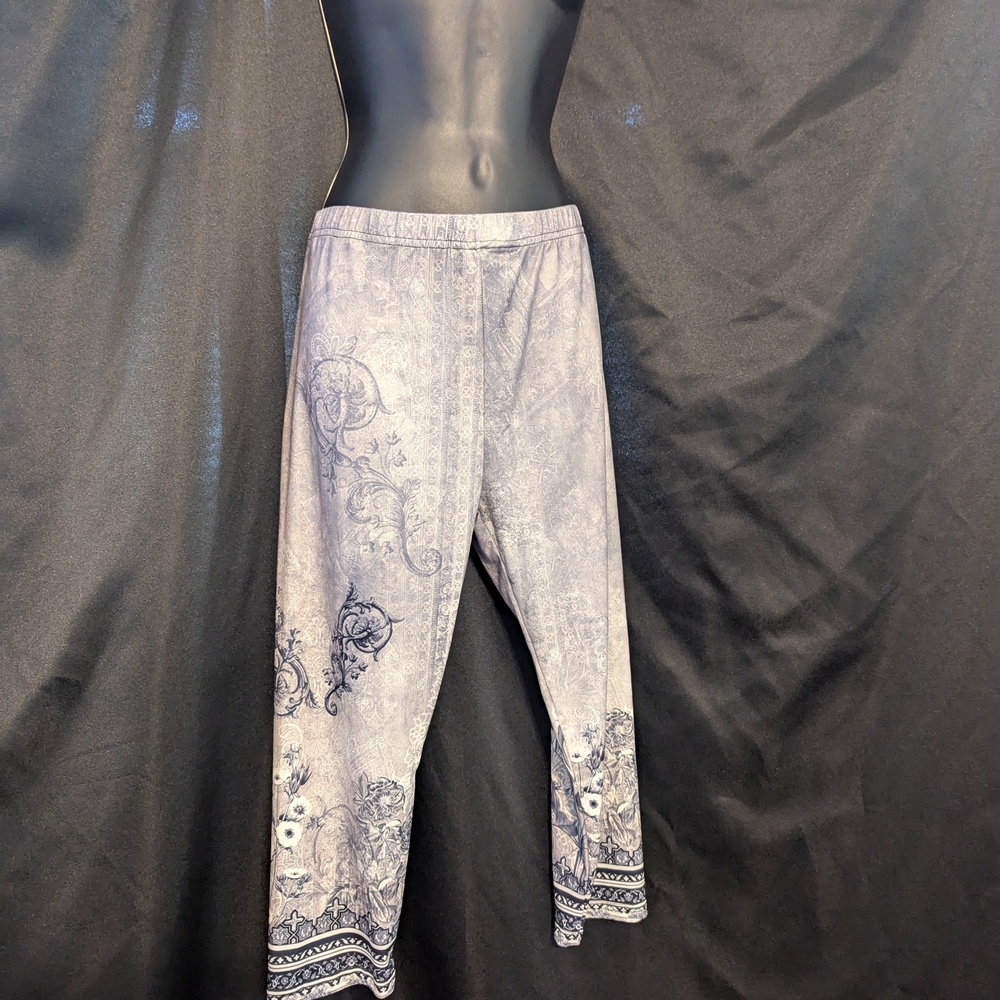 80. Elegant Floral Gray Leggings